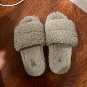 Cozy beige/grey Women's UGG Fuzzy Slippers